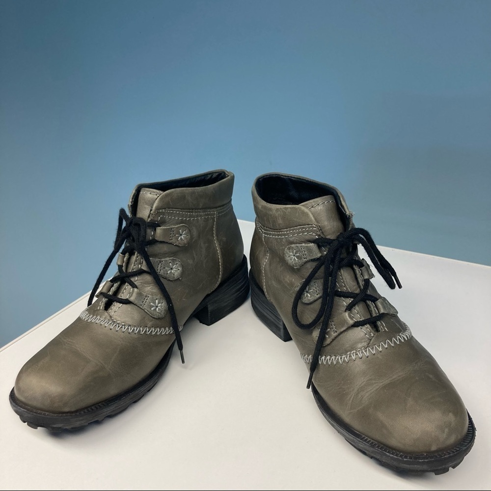 JOSEF SEIBEL Sz 38 Grey Distressed Lace Up Ankle Booties